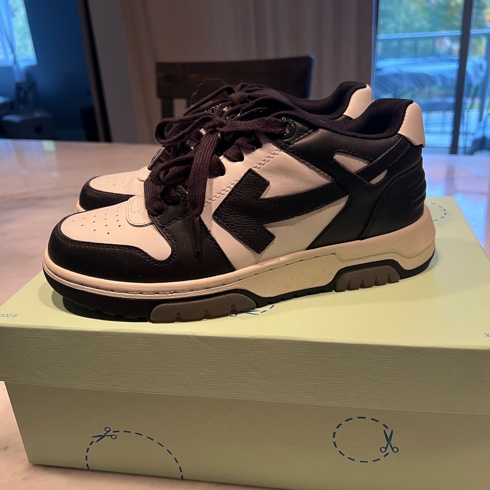 Off-White sneaker(Out of office arrow)